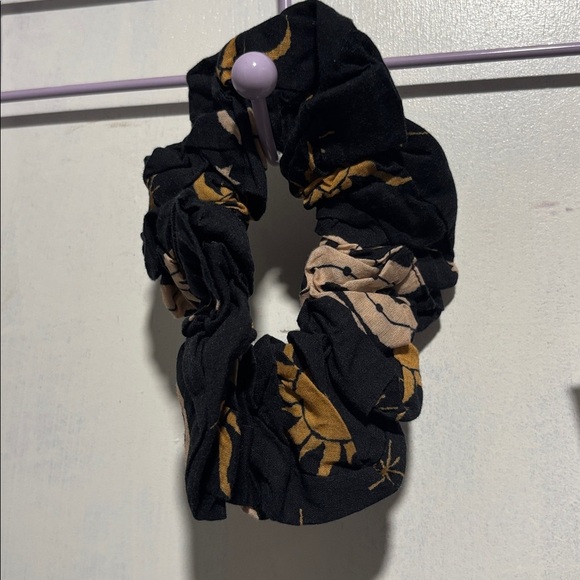 ‼️CLEOBELLA sleep mask & scrunchy set‼️ - Picture 3 of 5